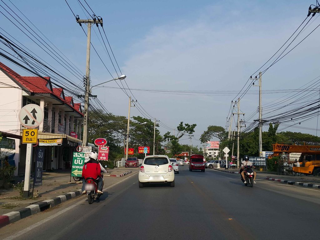 ภาพถนนตรงที่ ทศพล สุกี้ ราดหน้า สาขาเชียงใหม่ ตั้งอยู่ ถ่ายโดย jrcarlsen พ.ศ. 2558 (2015) · A street-level view of where ทศพล สุกี้ ราดหน้า สาขาเชียงใหม่ · Thasaphon Suki Ratna Sakha Chiang Mai stands, by jrcarlsen in 2558 (2015)