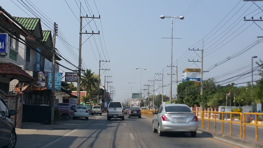 ภาพถนนตรงที่ ทวีวรรณ ซัพพลาย ตั้งอยู่ ถ่ายโดย jrcarlsen พ.ศ. 2558 (2015) · A street-level view of where ทวีวรรณ ซัพพลาย · Thawioraron Sapphlai stands, by jrcarlsen in 2558 (2015)