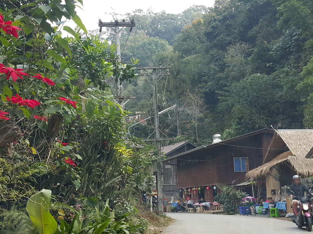 ภาพถนนตรงที่ แก้วกาแฟโฮมสเตย์ & คอฟฟี่ แม่กำปอง Kaewkafae Homestay & Coffee ตั้งอยู่ ถ่ายโดย jrcarlsen พ.ศ. 2558 (2015) · A street-level view of where แก้วกาแฟโฮมสเตย์ & คอฟฟี่ แม่กำปอง Kaewkafae Homestay & Coffee stands, by jrcarlsen in 2558 (2015)