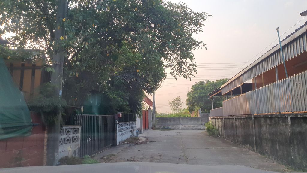 ภาพถนนตรงที่ แซ่บพลัดถิ่น ตั้งอยู่ ถ่ายโดย jrcarlsen พ.ศ. 2566 (2023) · A street-level view of where แซ่บพลัดถิ่น · Saepphlatthin stands, by jrcarlsen in 2566 (2023)