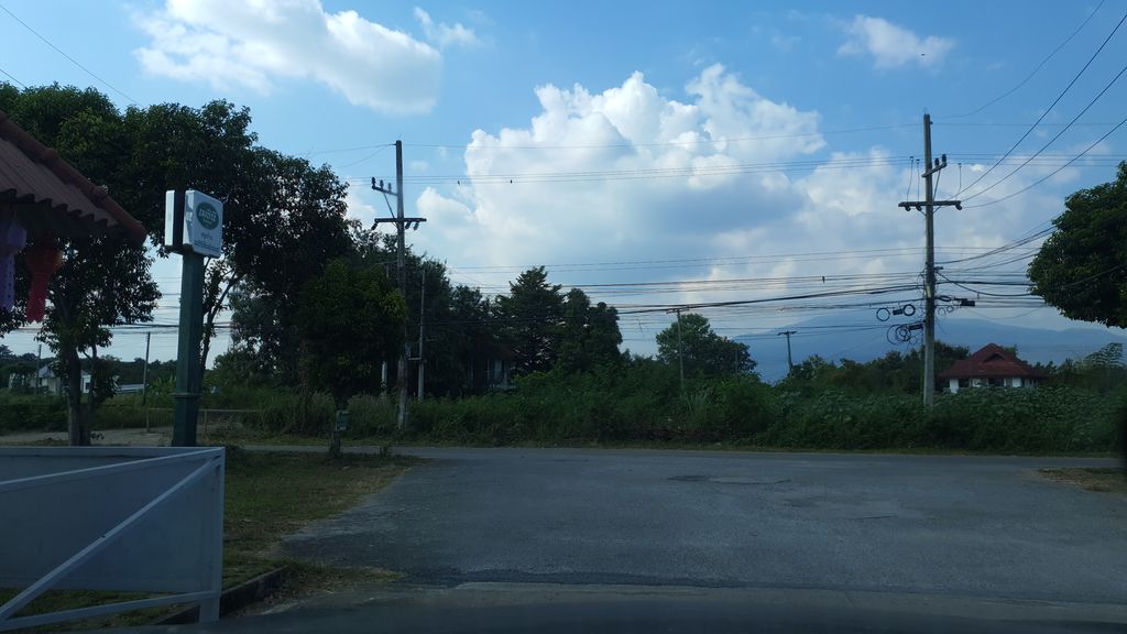 ภาพถนนตรงที่ หางดงฮิลล์ ตั้งอยู่ ถ่ายโดย jrcarlsen พ.ศ. 2562 (2019) · A street-level view of where หางดงฮิลล์ · Hang Dong Hill stands, by jrcarlsen in 2562 (2019)