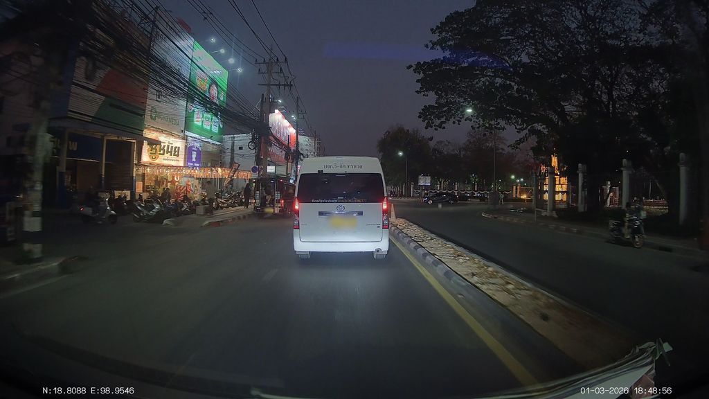 ภาพถนนตรงที่ ตลาดกาดหน้ามอเชียงใหม่ ตั้งอยู่ ถ่ายโดย ThailandCambodia พ.ศ. 2569 (2026) · A street-level view of where ตลาดกาดหน้ามอเชียงใหม่ · Kat Nama Chiang Mai Market stands, by ThailandCambodia in 2569 (2026)