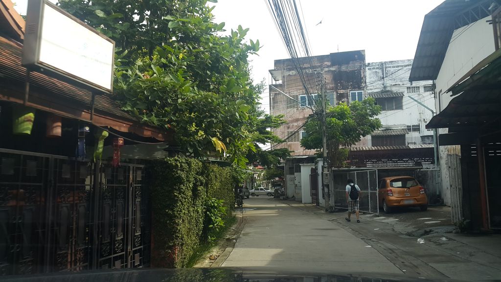 ภาพถนนตรงที่ AraiWah Bicycling, Chiang Mai ตั้งอยู่ ถ่ายโดย jrcarlsen พ.ศ. 2559 (2016) · A street-level view of where AraiWah Bicycling, Chiang Mai stands, by jrcarlsen in 2559 (2016)