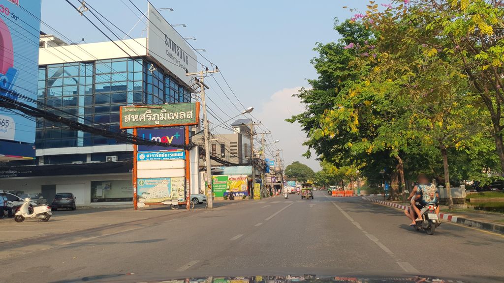 ภาพถนนตรงที่ Umay ตั้งอยู่ ถ่ายโดย jrcarlsen พ.ศ. 2565 (2022) · A street-level view of where Umay stands, by jrcarlsen in 2565 (2022)