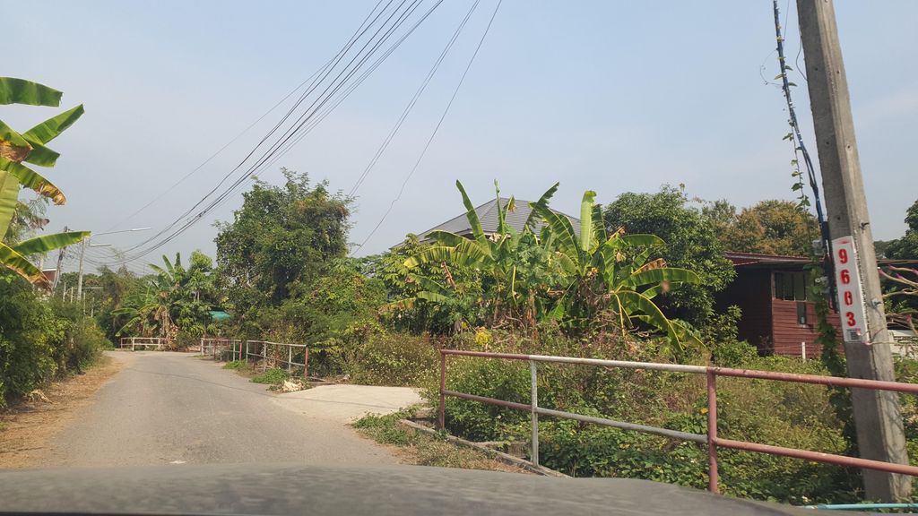 ภาพถนนตรงที่ ม่วนโฮม ตั้งอยู่ ถ่ายโดย jrcarlsen พ.ศ. 2566 (2023) · A street-level view of where ม่วนโฮม · Muanhom stands, by jrcarlsen in 2566 (2023)