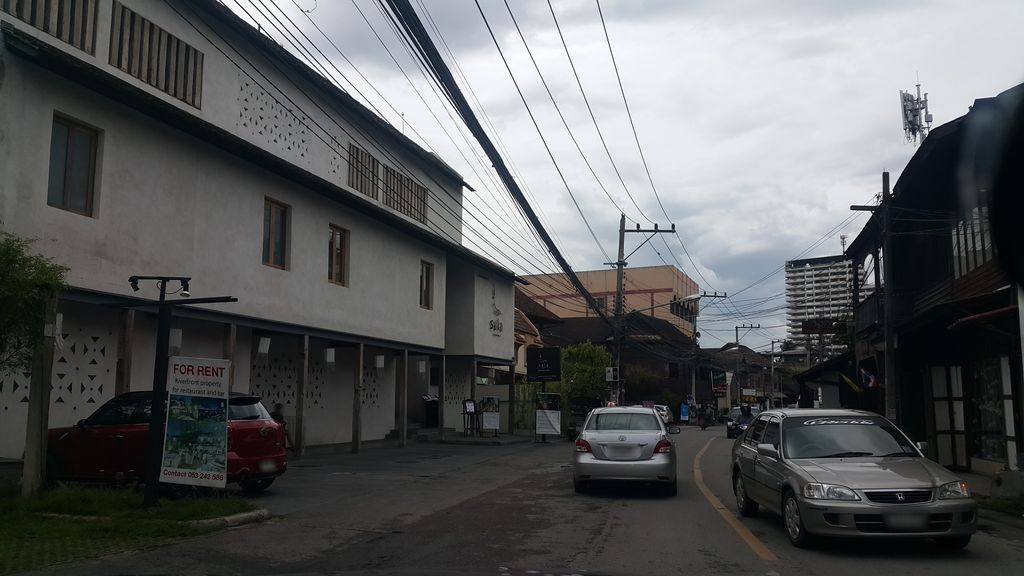 ภาพถนนตรงที่ sala lanna Chiang Mai ตั้งอยู่ ถ่ายโดย jrcarlsen พ.ศ. 2559 (2016) · A street-level view of where sala lanna Chiang Mai stands, by jrcarlsen in 2559 (2016)