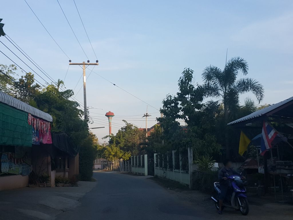 ภาพถนนตรงที่ เรือนไม้กาแฟ ตั้งอยู่ ถ่ายโดย jrcarlsen พ.ศ. 2559 (2016) · A street-level view of where เรือนไม้กาแฟ · Rueanmaikafae stands, by jrcarlsen in 2559 (2016)