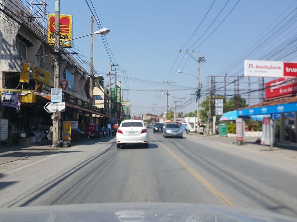 ภาพถนนตรงที่ ทศพรบาร์เบอร์ ตั้งอยู่ ถ่ายโดย jrcarlsen พ.ศ. 2558 (2015) · A street-level view of where ทศพรบาร์เบอร์ · Thot Phrababoe stands, by jrcarlsen in 2558 (2015)