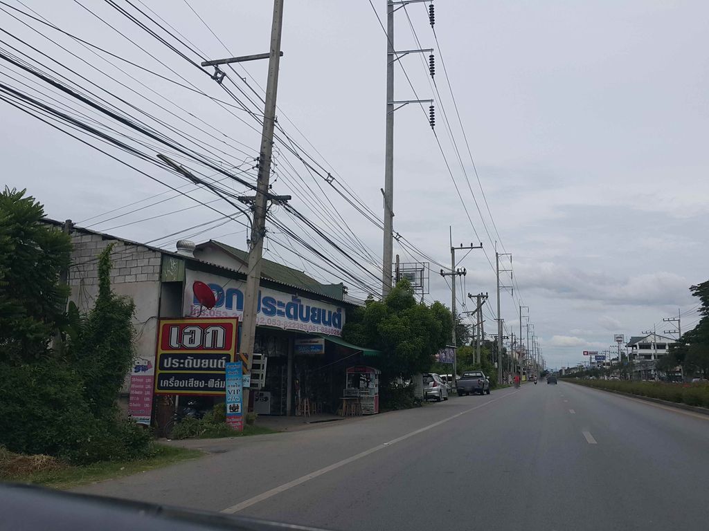 ภาพถนนตรงที่ ร้านเอกประดับยนต์ ตั้งอยู่ ถ่ายโดย jrcarlsen พ.ศ. 2558 (2015) · A street-level view of where ร้านเอกประดับยนต์ · Ran Ek Pradapyon stands, by jrcarlsen in 2558 (2015)