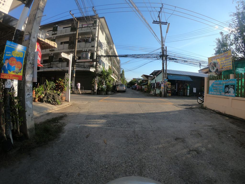 ภาพถนนตรงที่ เตี๋ยวยำลำดี ตั้งอยู่ ถ่ายโดย chanuwath_grab พ.ศ. 2562 (2019) · A street-level view of where เตี๋ยวยำลำดี · Tiaoyamlamdi stands, by chanuwath_grab in 2562 (2019)