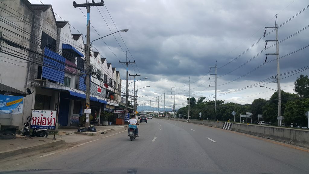 ภาพถนนตรงที่ คาร์แคร์พ่อหลวงนพ ตั้งอยู่ ถ่ายโดย jrcarlsen พ.ศ. 2560 (2017) · A street-level view of where คาร์แคร์พ่อหลวงนพ · Car Care Pholuang Nop stands, by jrcarlsen in 2560 (2017)