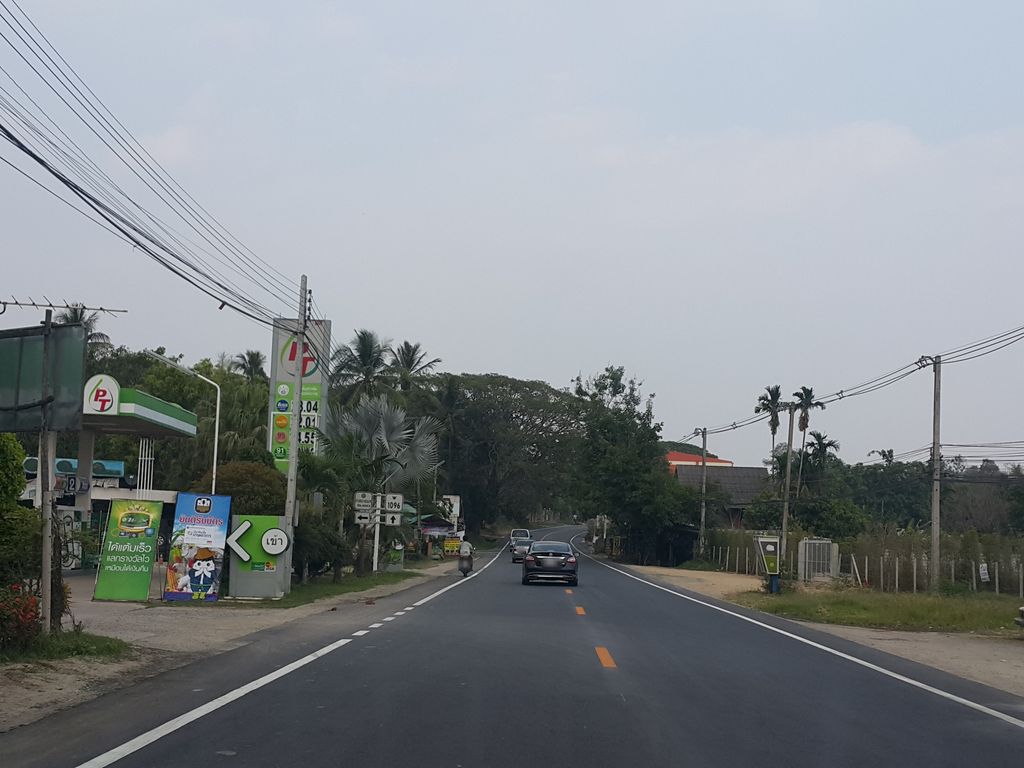 ภาพถนนตรงที่ หนุ่มออโต้เซอร์วิส ตั้งอยู่ ถ่ายโดย jrcarlsen พ.ศ. 2559 (2016) · A street-level view of where หนุ่มออโต้เซอร์วิส · Num Auto Service stands, by jrcarlsen in 2559 (2016)