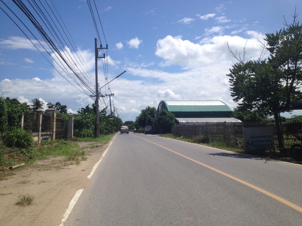 ภาพถนนตรงที่ Cafe กรึ๊บนม ตั้งอยู่ ถ่ายโดย jimwatana พ.ศ. 2558 (2015) · A street-level view of where Cafe กรึ๊บนม stands, by jimwatana in 2558 (2015)