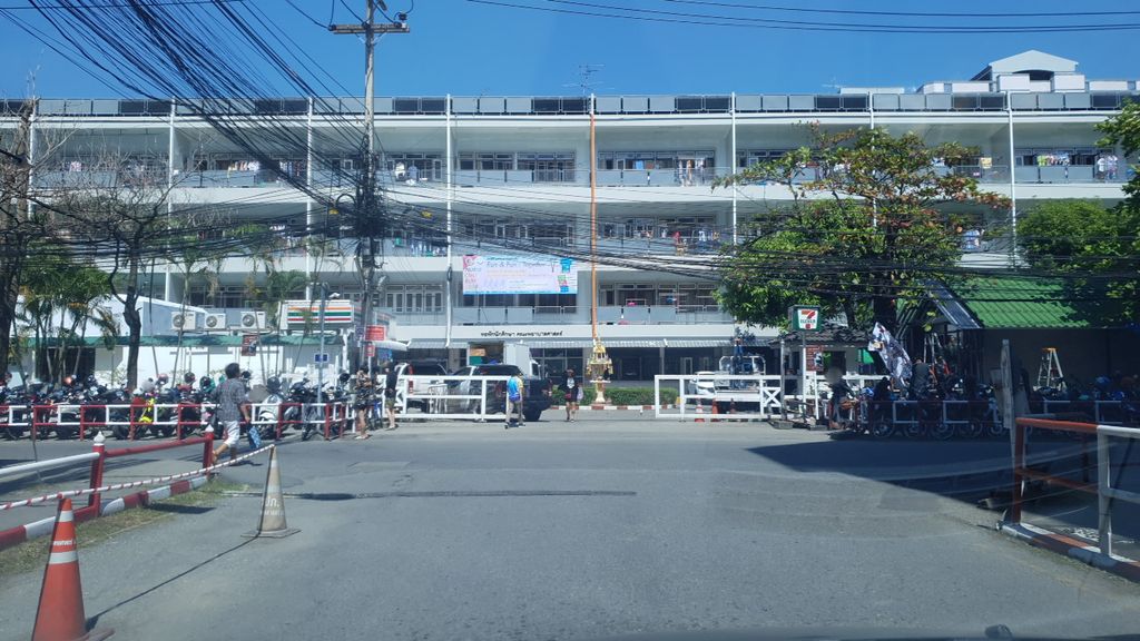 ภาพถนนตรงที่ อาคารตะวันกังวานพงศ์ ตั้งอยู่ ถ่ายโดย silamanee พ.ศ. 2561 (2018) · A street-level view of where อาคารตะวันกังวานพงศ์ · Akhan Tawan Kangwanphong stands, by silamanee in 2561 (2018)