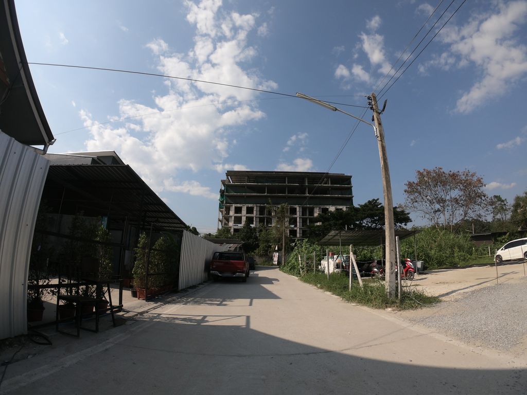 ภาพถนนตรงที่ River Bar Chiang Mai. ตั้งอยู่ ถ่ายโดย chanuwath_grab พ.ศ. 2562 (2019) · A street-level view of where River Bar Chiang Mai. stands, by chanuwath_grab in 2562 (2019)