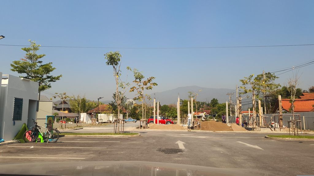 ภาพถนนตรงที่ กะเพราหมูเต็มคำ Cnx ตั้งอยู่ ถ่ายโดย jrcarlsen พ.ศ. 2566 (2023) · A street-level view of where กะเพราหมูเต็มคำ Cnx stands, by jrcarlsen in 2566 (2023)