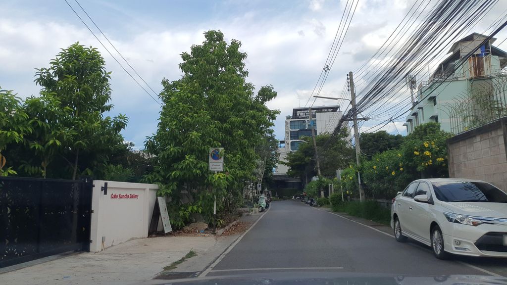 ภาพถนนตรงที่ AUI-D Coffee ตั้งอยู่ ถ่ายโดย jrcarlsen พ.ศ. 2565 (2022) · A street-level view of where AUI-D Coffee stands, by jrcarlsen in 2565 (2022)