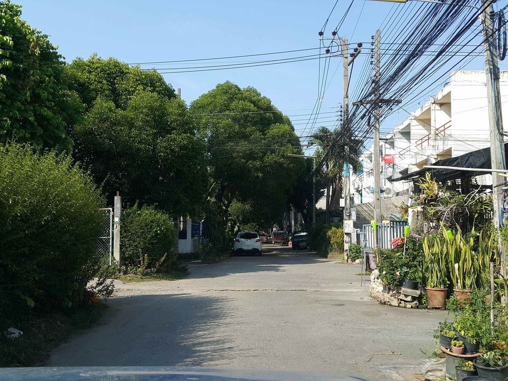 ภาพถนนตรงที่ Chiangmailand music school ตั้งอยู่ ถ่ายโดย jrcarlsen พ.ศ. 2558 (2015) · A street-level view of where Chiangmailand music school stands, by jrcarlsen in 2558 (2015)