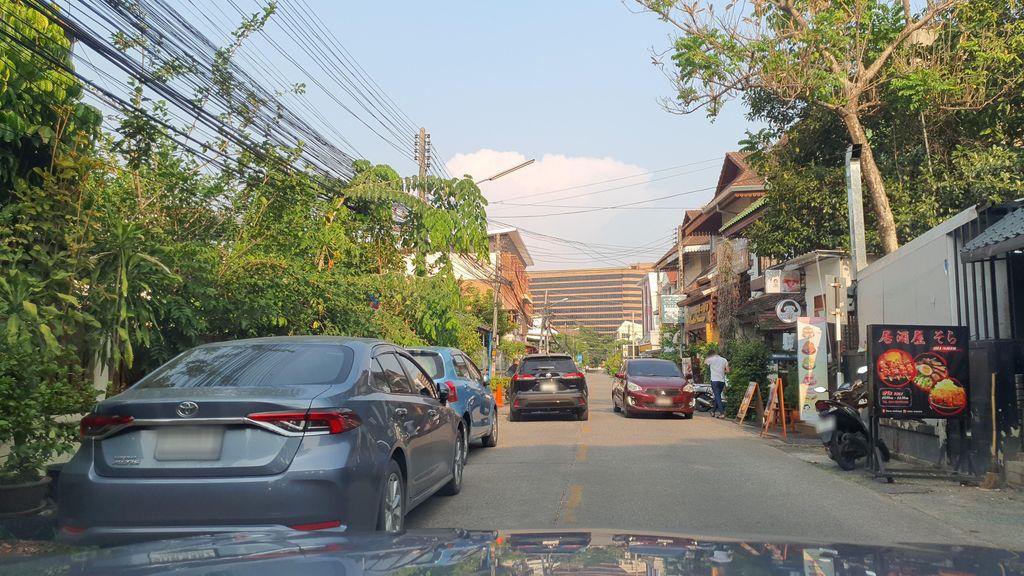 ภาพถนนตรงที่ ชีวา สปา ตั้งอยู่ ถ่ายโดย jrcarlsen พ.ศ. 2565 (2022) · A street-level view of where ชีวา สปา · Chiwa Spa stands, by jrcarlsen in 2565 (2022)