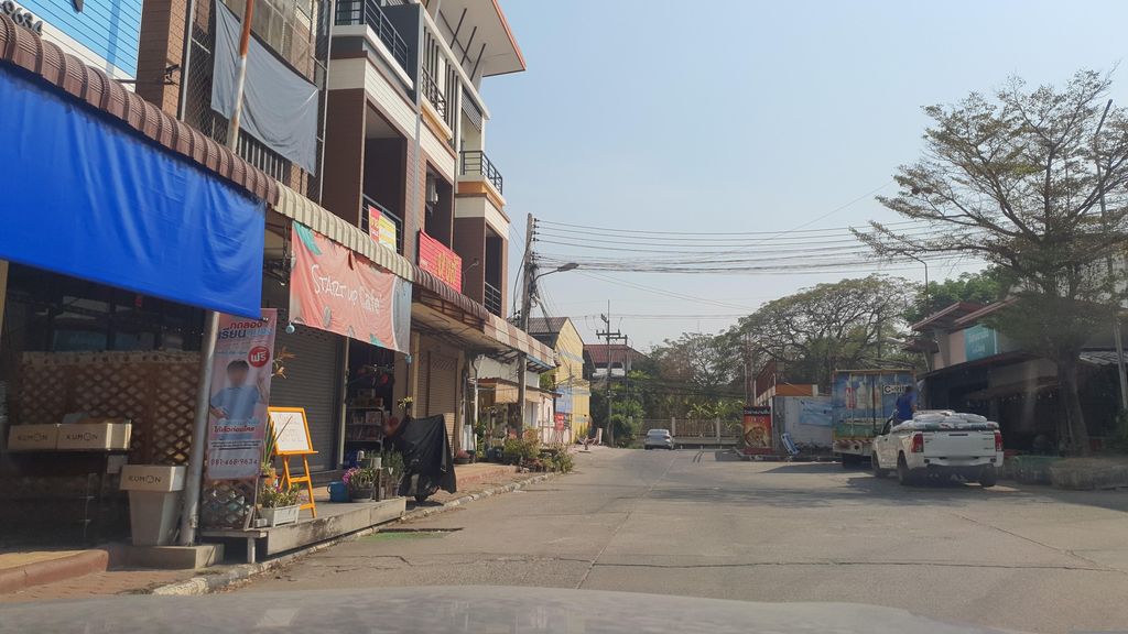 ภาพถนนตรงที่ คุมองแม่ริม ตั้งอยู่ ถ่ายโดย jrcarlsen พ.ศ. 2566 (2023) · A street-level view of where คุมองแม่ริม · Khumongmaerim stands, by jrcarlsen in 2566 (2023)