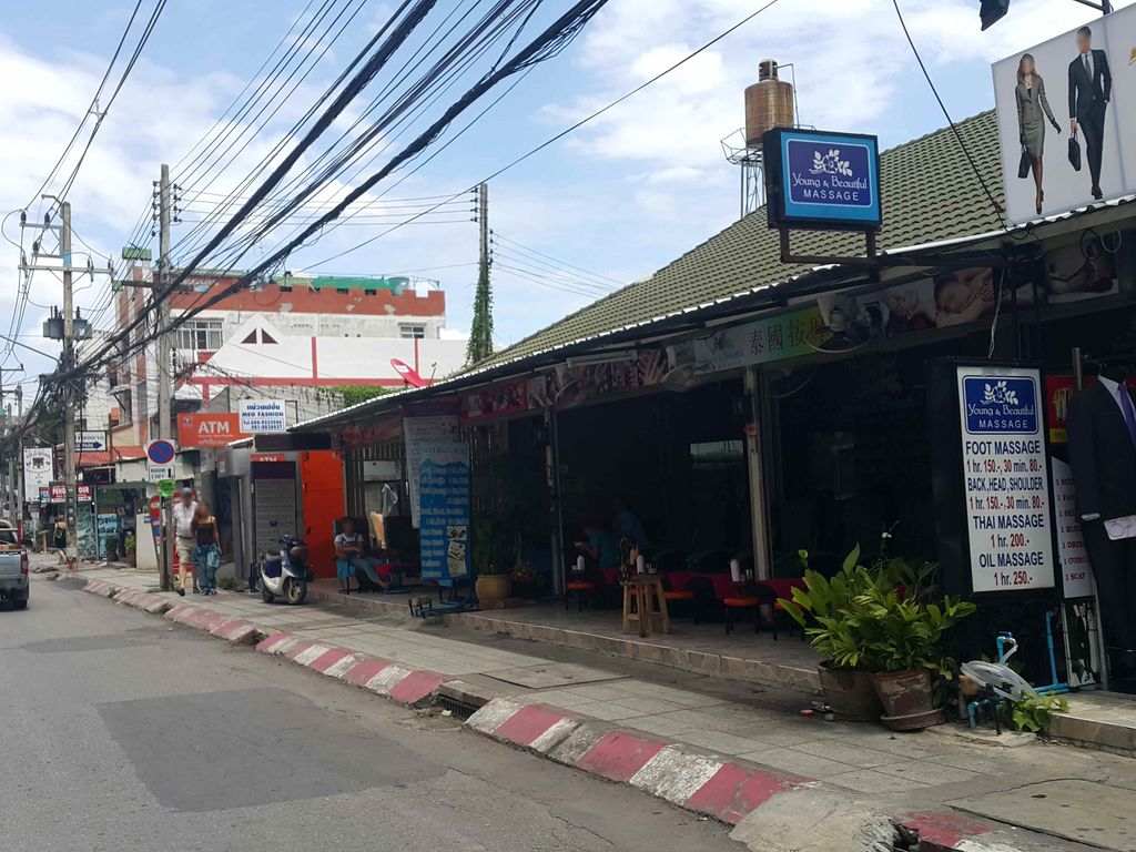 ภาพถนนตรงที่ Singing Bowl Center ตั้งอยู่ ถ่ายโดย jrcarlsen พ.ศ. 2558 (2015) · A street-level view of where Singing Bowl Center stands, by jrcarlsen in 2558 (2015)