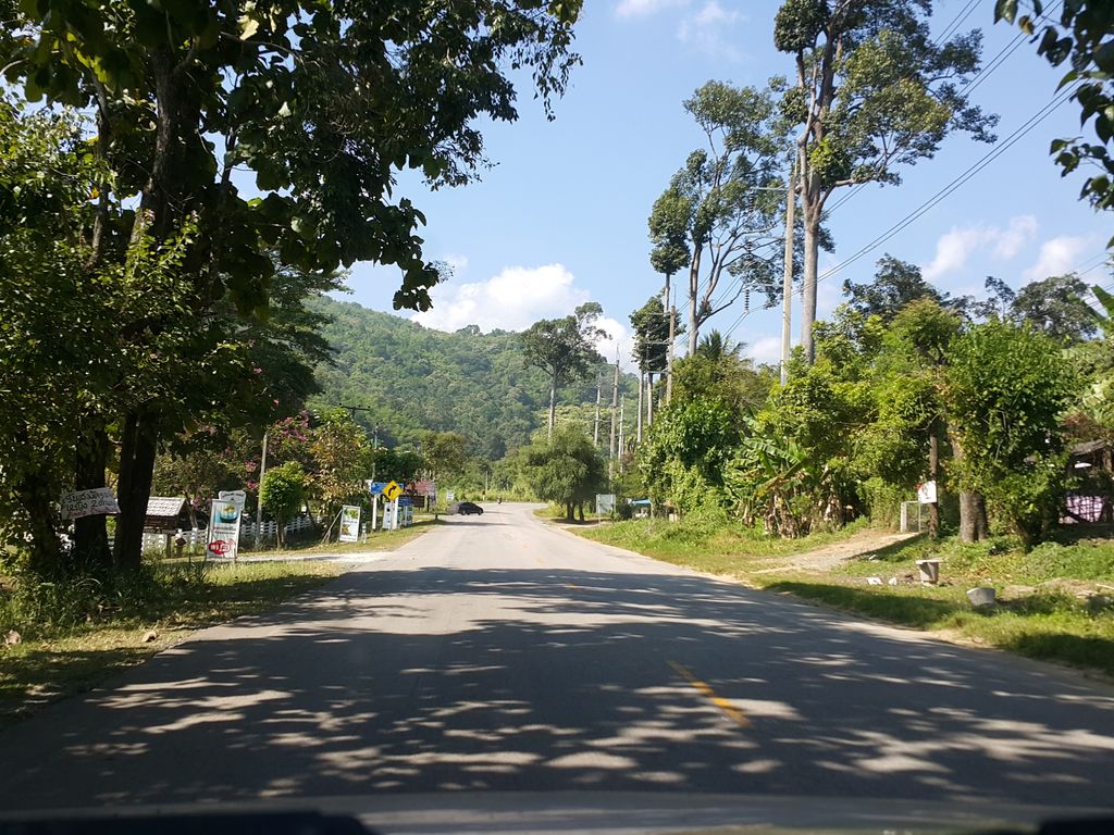 ภาพถนนตรงที่ น้ำตกมองฟ้า ตั้งอยู่ ถ่ายโดย jrcarlsen พ.ศ. 2557 (2014) · A street-level view of where น้ำตกมองฟ้า · Mong Fa Waterfall stands, by jrcarlsen in 2557 (2014)