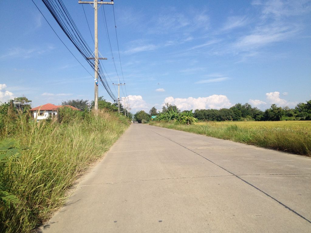 ภาพถนนตรงที่ Macasa Chiangmai ตั้งอยู่ ถ่ายโดย jimwatana พ.ศ. 2558 (2015) · A street-level view of where Macasa Chiangmai stands, by jimwatana in 2558 (2015)