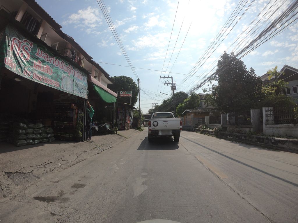 ภาพถนนตรงที่ ร้านมะละกอเจ๊ศรีกาด ตั้งอยู่ ถ่ายโดย chanuwath_grab พ.ศ. 2562 (2019) · A street-level view of where ร้านมะละกอเจ๊ศรีกาด · Ran Malako Che Si Kat stands, by chanuwath_grab in 2562 (2019)