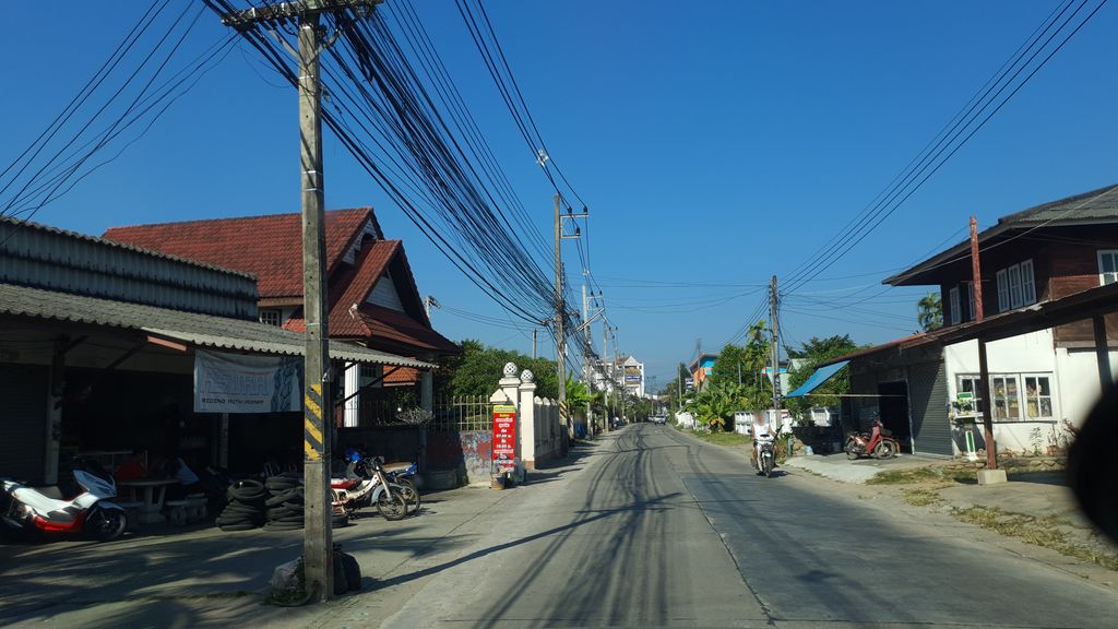 ภาพถนนตรงที่ ฟิสิกส์ครูแม็ก ตั้งอยู่ ถ่ายโดย jrcarlsen พ.ศ. 2562 (2019) · A street-level view of where ฟิสิกส์ครูแม็ก · Fisik Khru Maek stands, by jrcarlsen in 2562 (2019)