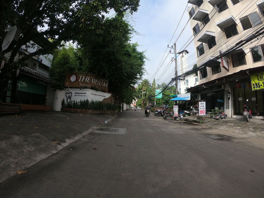 ภาพถนนตรงที่ Mellow Clean ตั้งอยู่ ถ่ายโดย chanuwath_grab พ.ศ. 2562 (2019) · A street-level view of where Mellow Clean stands, by chanuwath_grab in 2562 (2019)