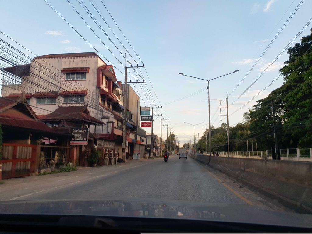 ภาพถนนตรงที่ Why Me Coffee & Eatery ตั้งอยู่ ถ่ายโดย jrcarlsen พ.ศ. 2566 (2023) · A street-level view of where Why Me Coffee & Eatery stands, by jrcarlsen in 2566 (2023)