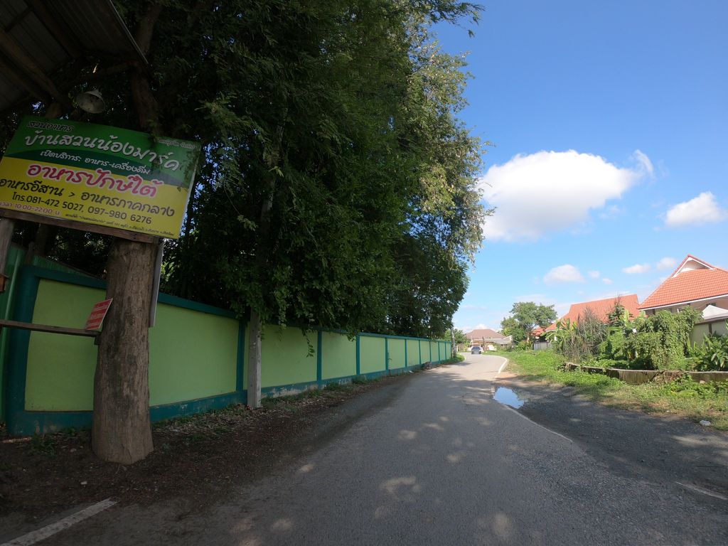 ภาพถนนตรงที่ ครัวนายหนัง ตั้งอยู่ ถ่ายโดย chanuwath_grab พ.ศ. 2562 (2019) · A street-level view of where ครัวนายหนัง · Khruanainang stands, by chanuwath_grab in 2562 (2019)