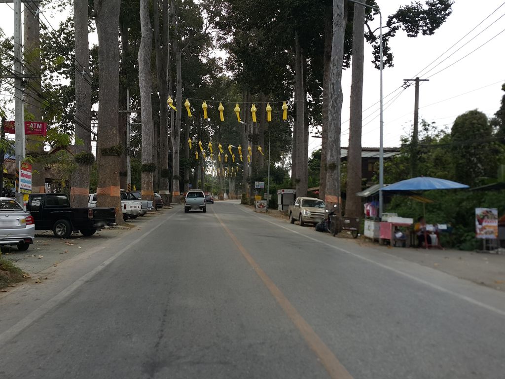 ภาพถนนตรงที่ ร้านตังแบตเตอรี่สารภี ตั้งอยู่ ถ่ายโดย jrcarlsen พ.ศ. 2557 (2014) · A street-level view of where ร้านตังแบตเตอรี่สารภี · Ran Tang Battery Saraphi stands, by jrcarlsen in 2557 (2014)