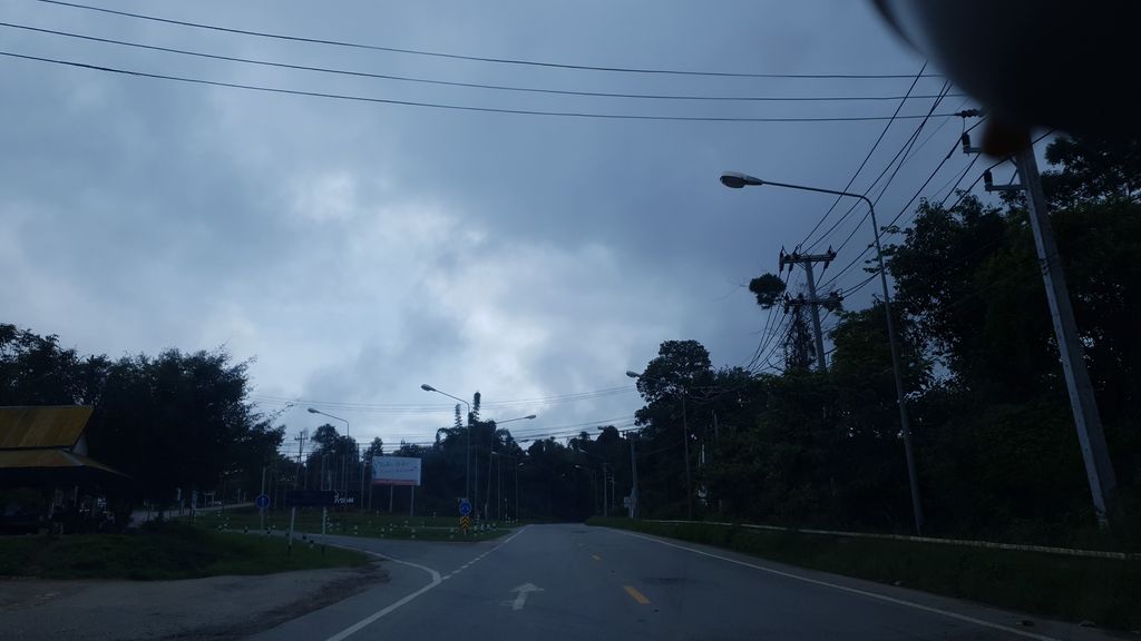 ภาพถนนตรงที่ ต้นกล้าเจียเจียฟาร์ม ตั้งอยู่ ถ่ายโดย silamanee พ.ศ. 2561 (2018) · A street-level view of where ต้นกล้าเจียเจียฟาร์ม · Ton Kla Chia Chia Farm stands, by silamanee in 2561 (2018)
