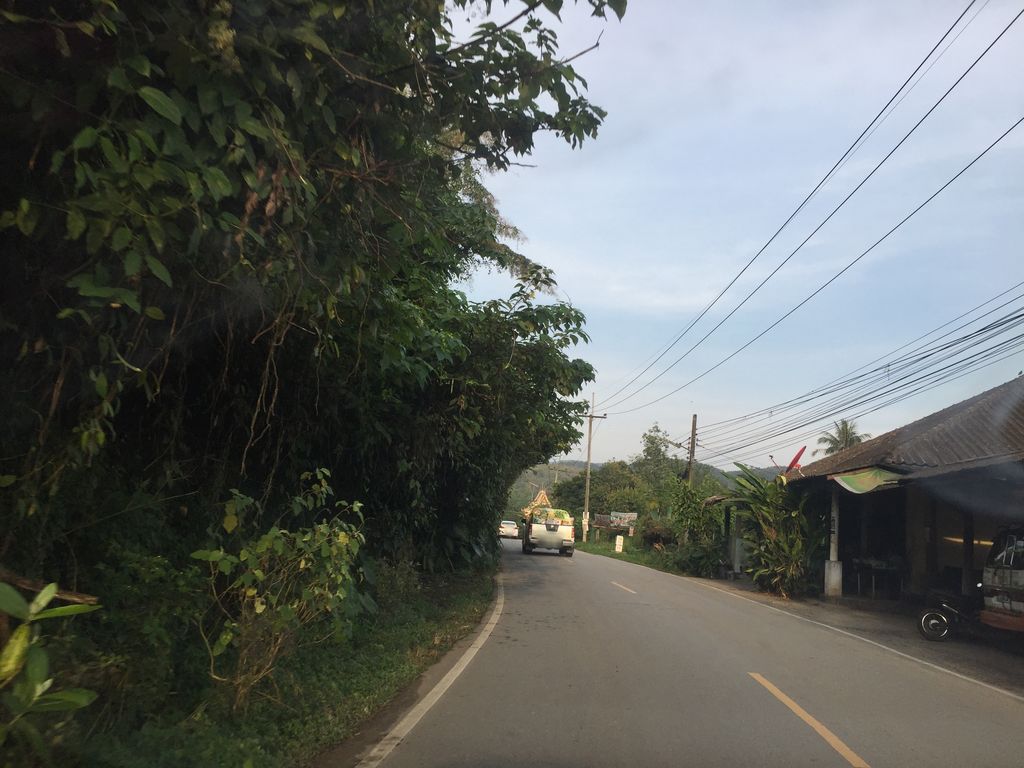 ภาพถนนตรงที่ แม่ริมพาย&คาเฟ่ Maerim Pies&Cafe ตั้งอยู่ ถ่ายโดย kyoko พ.ศ. 2562 (2019) · A street-level view of where แม่ริมพาย&คาเฟ่ Maerim Pies&Cafe stands, by kyoko in 2562 (2019)