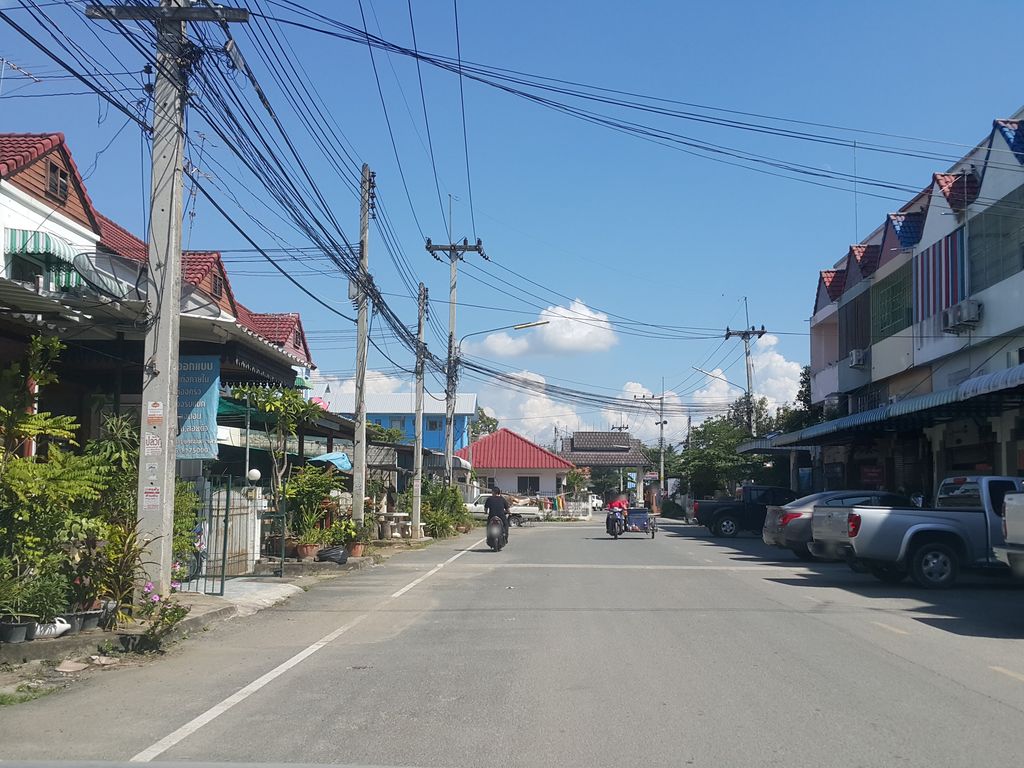 ภาพถนนตรงที่ แหม่มคิ้วสวย ตั้งอยู่ ถ่ายโดย jrcarlsen พ.ศ. 2558 (2015) · A street-level view of where แหม่มคิ้วสวย · Maemkhiosuai stands, by jrcarlsen in 2558 (2015)