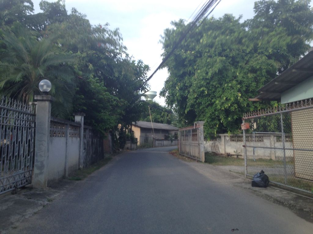 ภาพถนนตรงที่ ร้านหมูมหาเฮง บ้านต้นเกว๋น ตั้งอยู่ ถ่ายโดย jimwatana พ.ศ. 2558 (2015) · A street-level view of where ร้านหมูมหาเฮง บ้านต้นเกว๋น · Ran Mu Mahaheng Ban Tonkwen stands, by jimwatana in 2558 (2015)