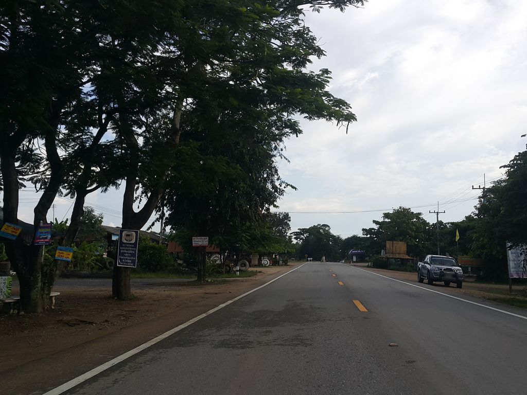 ภาพถนนตรงที่ หม่าล่าไรเดอร์ ตั้งอยู่ ถ่ายโดย jrcarlsen พ.ศ. 2558 (2015) · A street-level view of where หม่าล่าไรเดอร์ · Mala Raidoe stands, by jrcarlsen in 2558 (2015)
