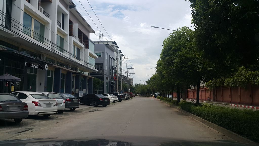 ภาพถนนตรงที่ Khamsaen Cafe ตั้งอยู่ ถ่ายโดย jrcarlsen พ.ศ. 2559 (2016) · A street-level view of where Khamsaen Cafe stands, by jrcarlsen in 2559 (2016)
