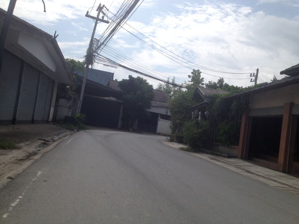 ภาพถนนตรงที่ ร้านเลิศศิลป์ ตั้งอยู่ ถ่ายโดย jimwatana พ.ศ. 2558 (2015) · A street-level view of where ร้านเลิศศิลป์ · Ran Loet Sin stands, by jimwatana in 2558 (2015)