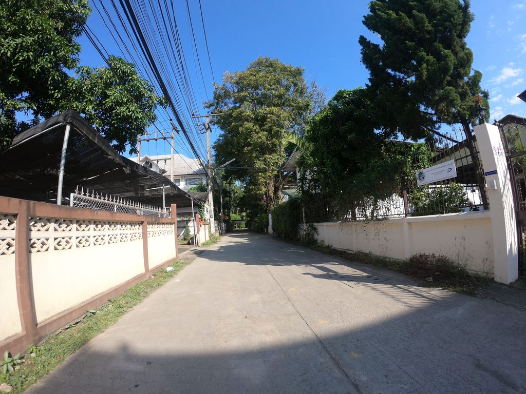 ภาพถนนตรงที่ คริสตจักรแสงประทีป ตั้งอยู่ ถ่ายโดย chanuwath_grab พ.ศ. 2562 (2019) · A street-level view of where คริสตจักรแสงประทีป · Saeng Prathip Church stands, by chanuwath_grab in 2562 (2019)