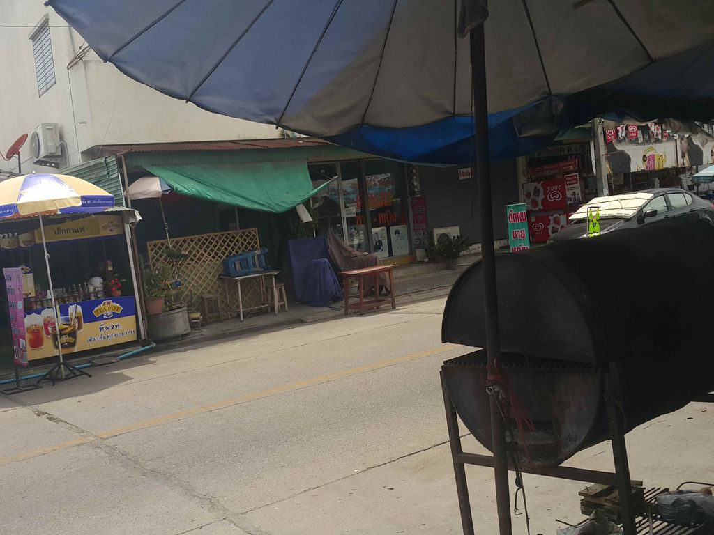 ภาพถนนตรงที่ เคหะการสุรา ตั้งอยู่ ถ่ายโดย jrcarlsen พ.ศ. 2558 (2015) · A street-level view of where เคหะการสุรา · Khehakansura stands, by jrcarlsen in 2558 (2015)