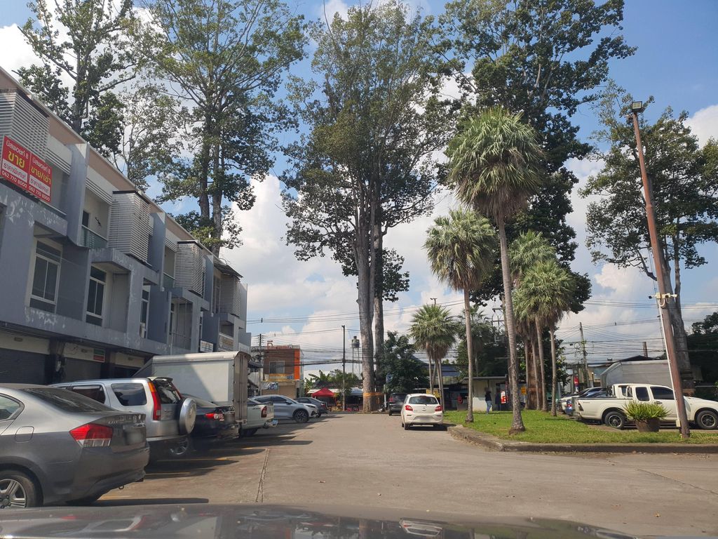 ภาพถนนตรงที่ สำนักงานสรรพากร ตั้งอยู่ ถ่ายโดย jrcarlsen พ.ศ. 2566 (2023) · A street-level view of where สำนักงานสรรพากร · Samnakngan Sonphak stands, by jrcarlsen in 2566 (2023)