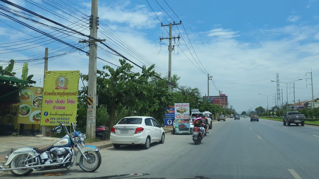 ภาพถนนตรงที่ สุกี้รวมโชค ตั้งอยู่ ถ่ายโดย jrcarlsen พ.ศ. 2564 (2021) · A street-level view of where สุกี้รวมโชค · Suki Ruamchok stands, by jrcarlsen in 2564 (2021)