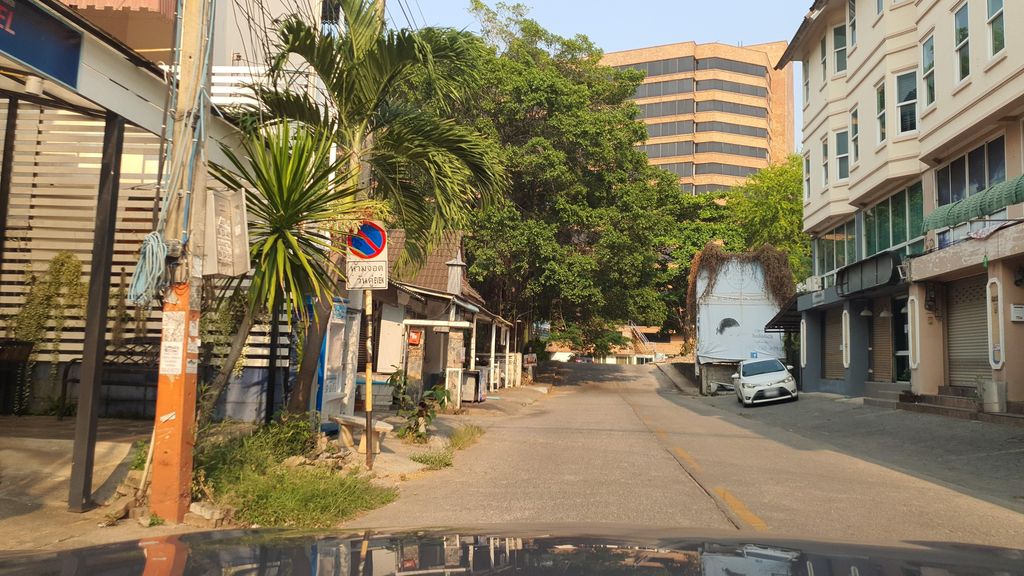 ภาพถนนตรงที่ Smile Migraine ตั้งอยู่ ถ่ายโดย jrcarlsen พ.ศ. 2565 (2022) · A street-level view of where Smile Migraine stands, by jrcarlsen in 2565 (2022)