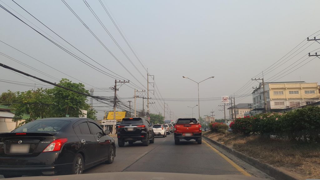 ภาพถนนตรงที่ กรตัดผมชาย ตั้งอยู่ ถ่ายโดย jrcarlsen พ.ศ. 2566 (2023) · A street-level view of where กรตัดผมชาย · Kratatphomchai stands, by jrcarlsen in 2566 (2023)