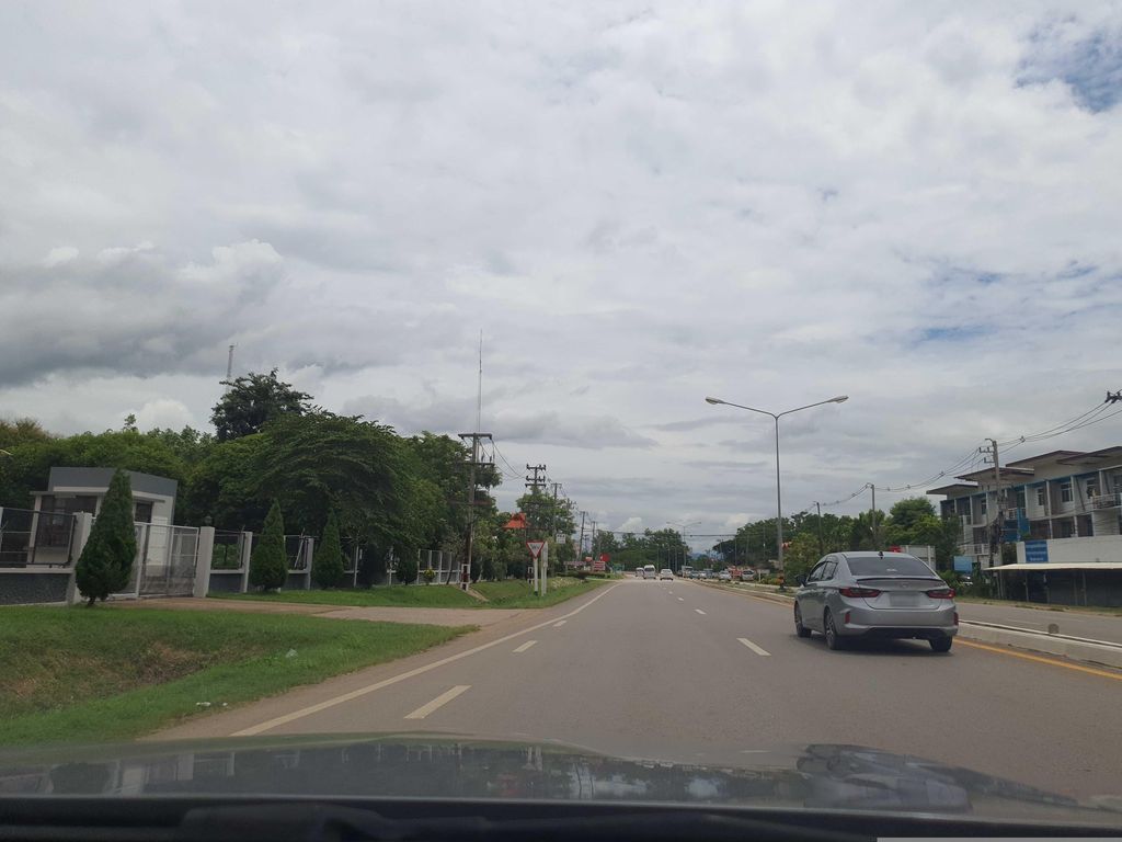 ภาพถนนตรงที่ สถานีไฟฟ้าเชียงดาว ตั้งอยู่ ถ่ายโดย jrcarlsen พ.ศ. 2566 (2023) · A street-level view of where สถานีไฟฟ้าเชียงดาว · Sathani Faifa Chiang Dao stands, by jrcarlsen in 2566 (2023)