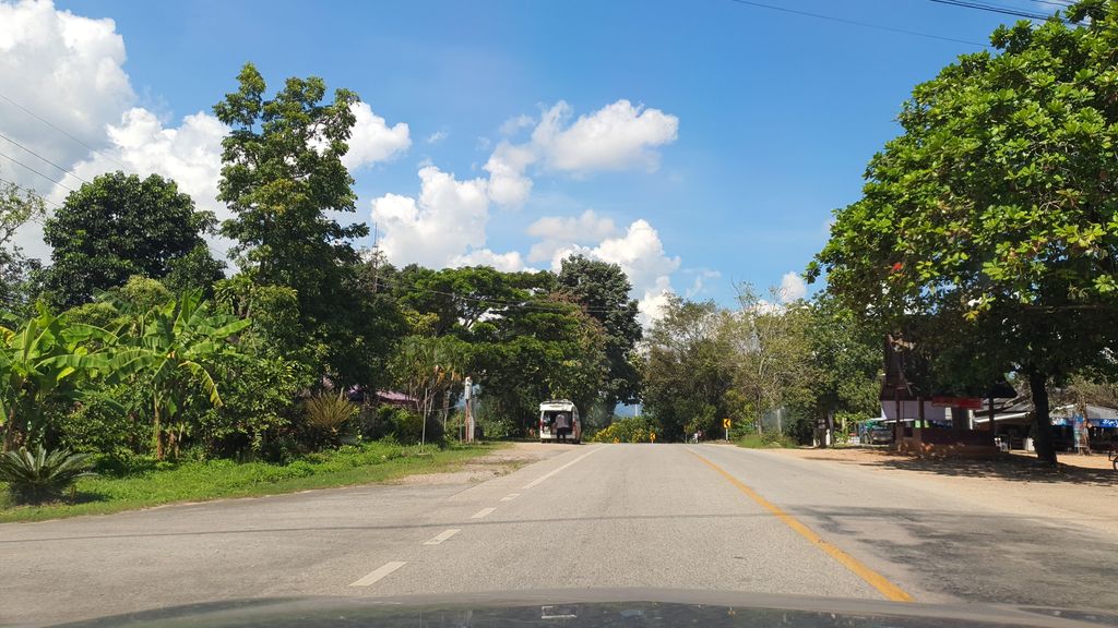 ภาพถนนตรงที่ นิคมสหกรณ์พร้าว ตั้งอยู่ ถ่ายโดย jrcarlsen พ.ศ. 2564 (2021) · A street-level view of where นิคมสหกรณ์พร้าว · Nikmasahok Phrao stands, by jrcarlsen in 2564 (2021)