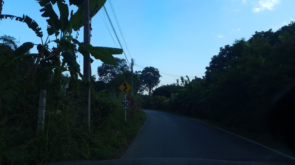 ภาพถนนตรงที่ บ้านอินดง ตั้งอยู่ ถ่ายโดย jrcarlsen พ.ศ. 2562 (2019) · A street-level view of where บ้านอินดง · Ban In Dong stands, by jrcarlsen in 2562 (2019)
