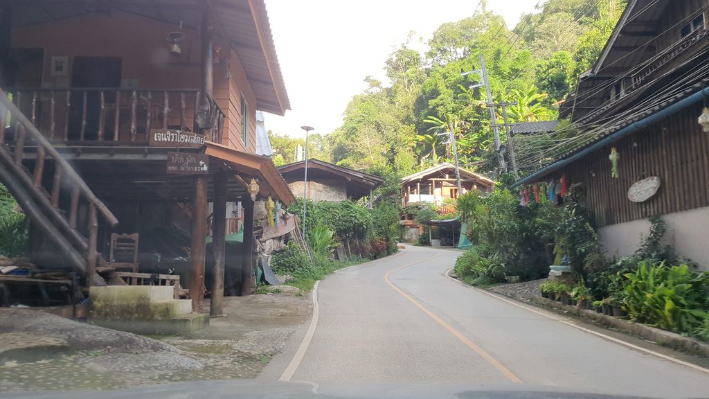 ภาพถนนตรงที่ บ้านพัก แม่กำปองอินน์ ตั้งอยู่ ถ่ายโดย jrcarlsen พ.ศ. 2564 (2021) · A street-level view of where บ้านพัก แม่กำปองอินน์ · Mae Kam Pong Inn Guest house stands, by jrcarlsen in 2564 (2021)